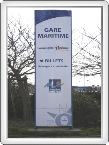 communication et publicité adhésive pour totems de signalisation à Quiberon, Auray, Vannes, Morbihan